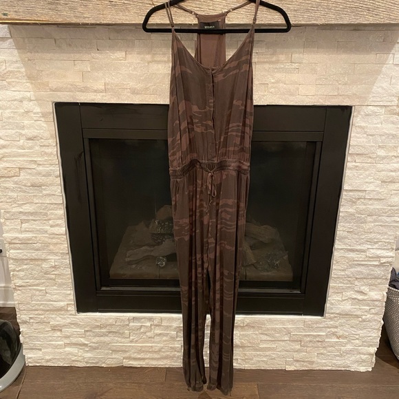 Come Here Camo Pocketed Jumpsuit - Picture 3 of 4